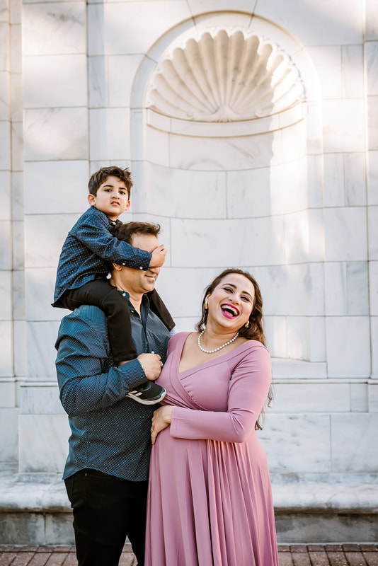 maternity photos at the Brooks Museum in Memphis, TN