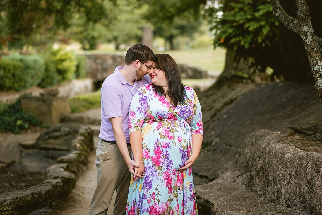 maternity photoshoot at Memorial Park in Memphis, TN