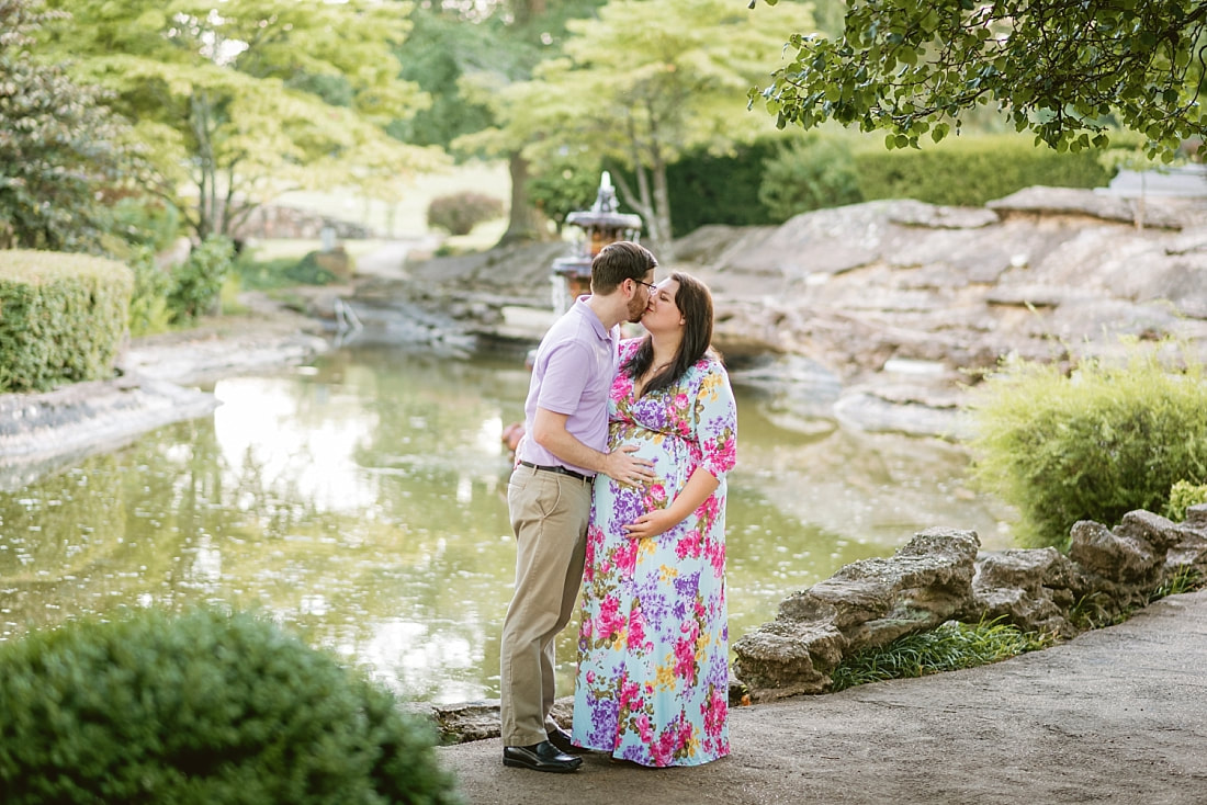 maternity photoshoot at the fountain in Memorial Park in Memphis, TN