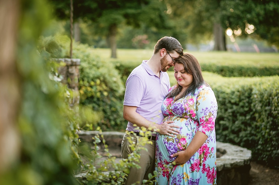 maternity photoshoot at Memorial Park in Memphis, TN