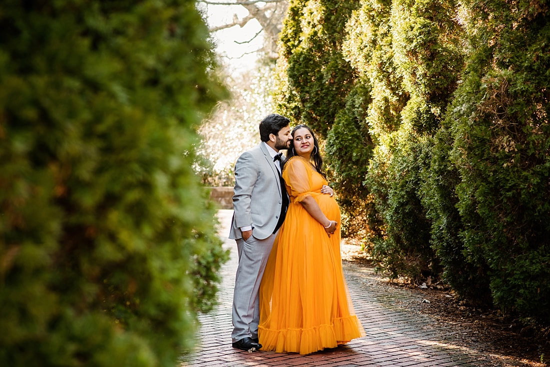 maternity portrait of mother and father at memphis botanic garden