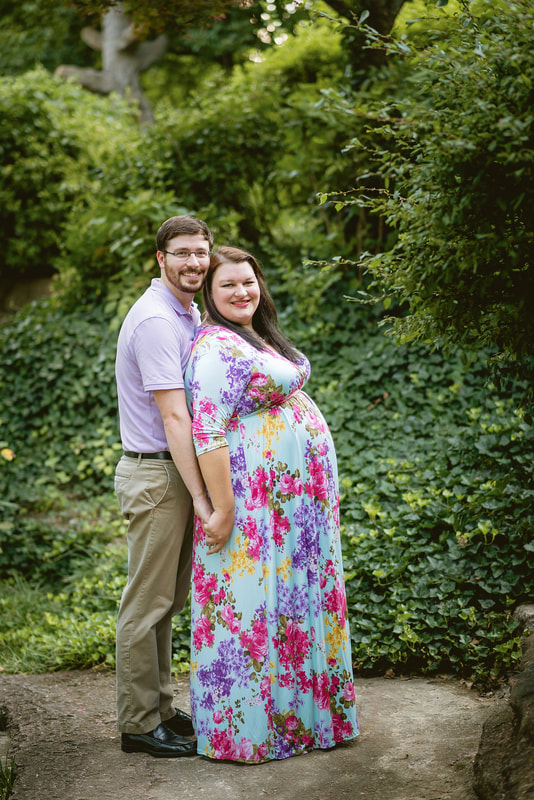 maternity photos at Memorial Park in Memphis, TN