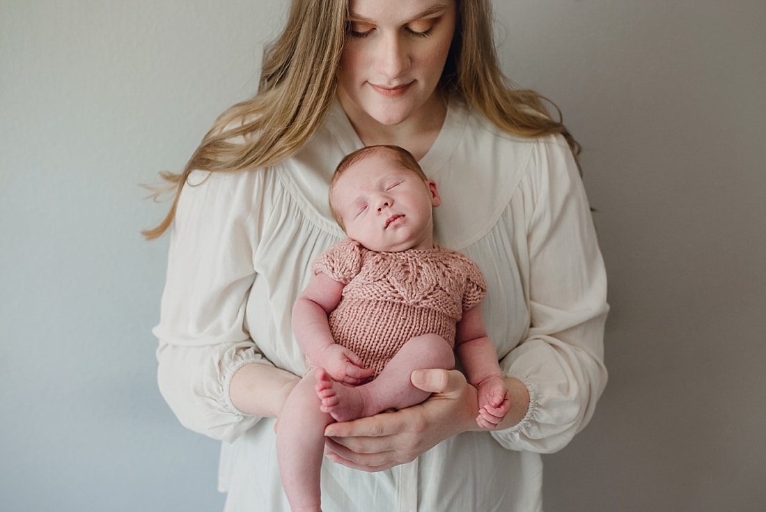 mom and newborn photo ideas - Memphis Newborn Photography