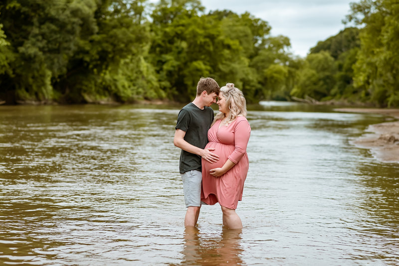 maternity photos at the Wolf River in Memphis, TN