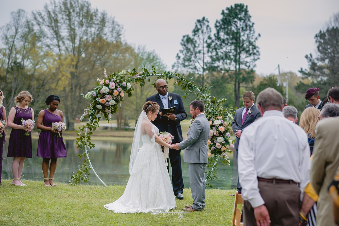 wedding ceremony at backyard wedding in bartlett, tn , memphis wedding photographer